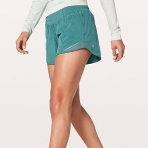 Lululemon Hotty Hot ll Shorts 4” 💚